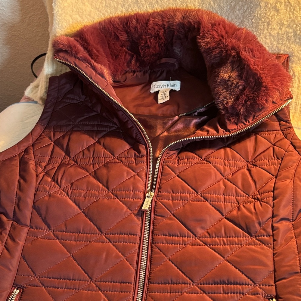 Calvin Klein Women's Quilted Maroon Vestry rojo